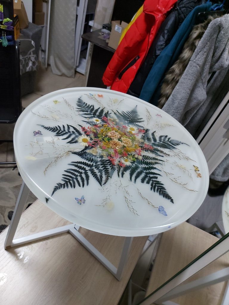 Стол журнальный,стетится в темноте, диаметр 50 см.