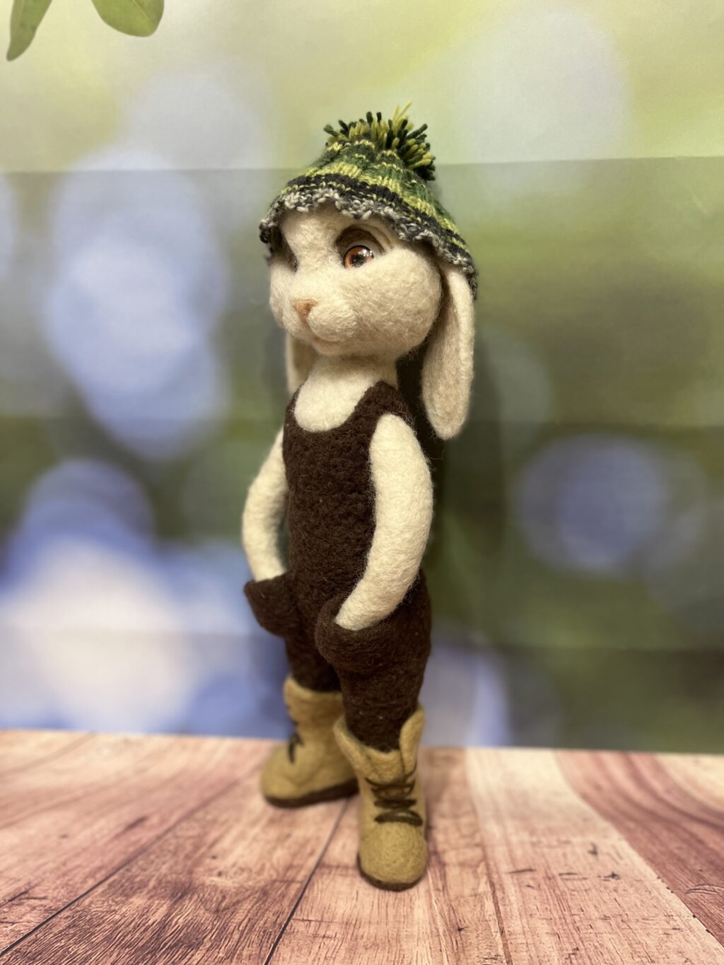 Заяц. Игрушка из шерсти