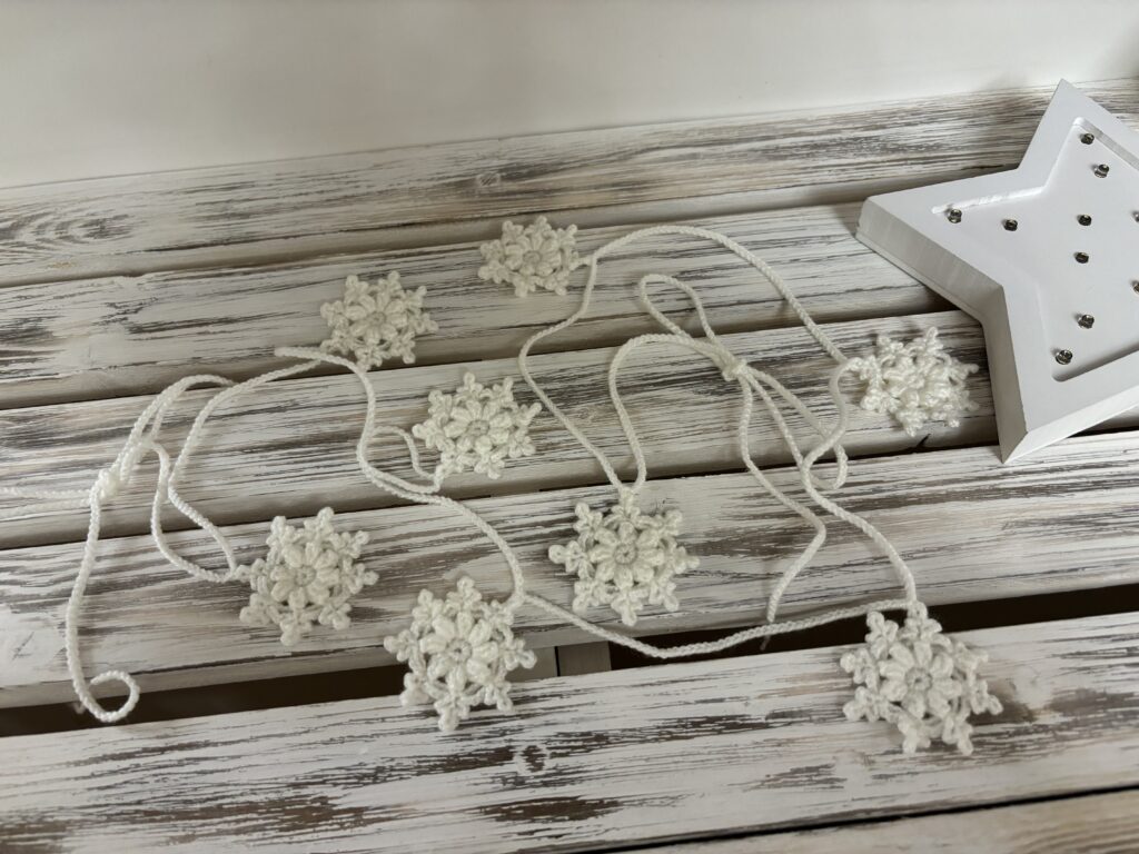 Вязаная гирлянда снежинок