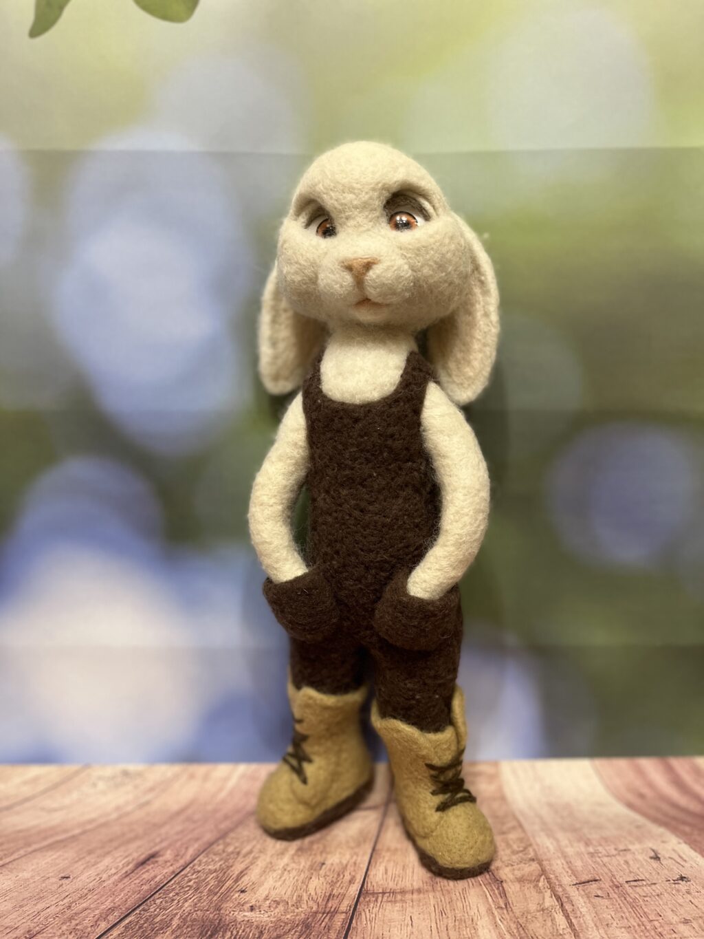 Заяц. Игрушка из шерсти