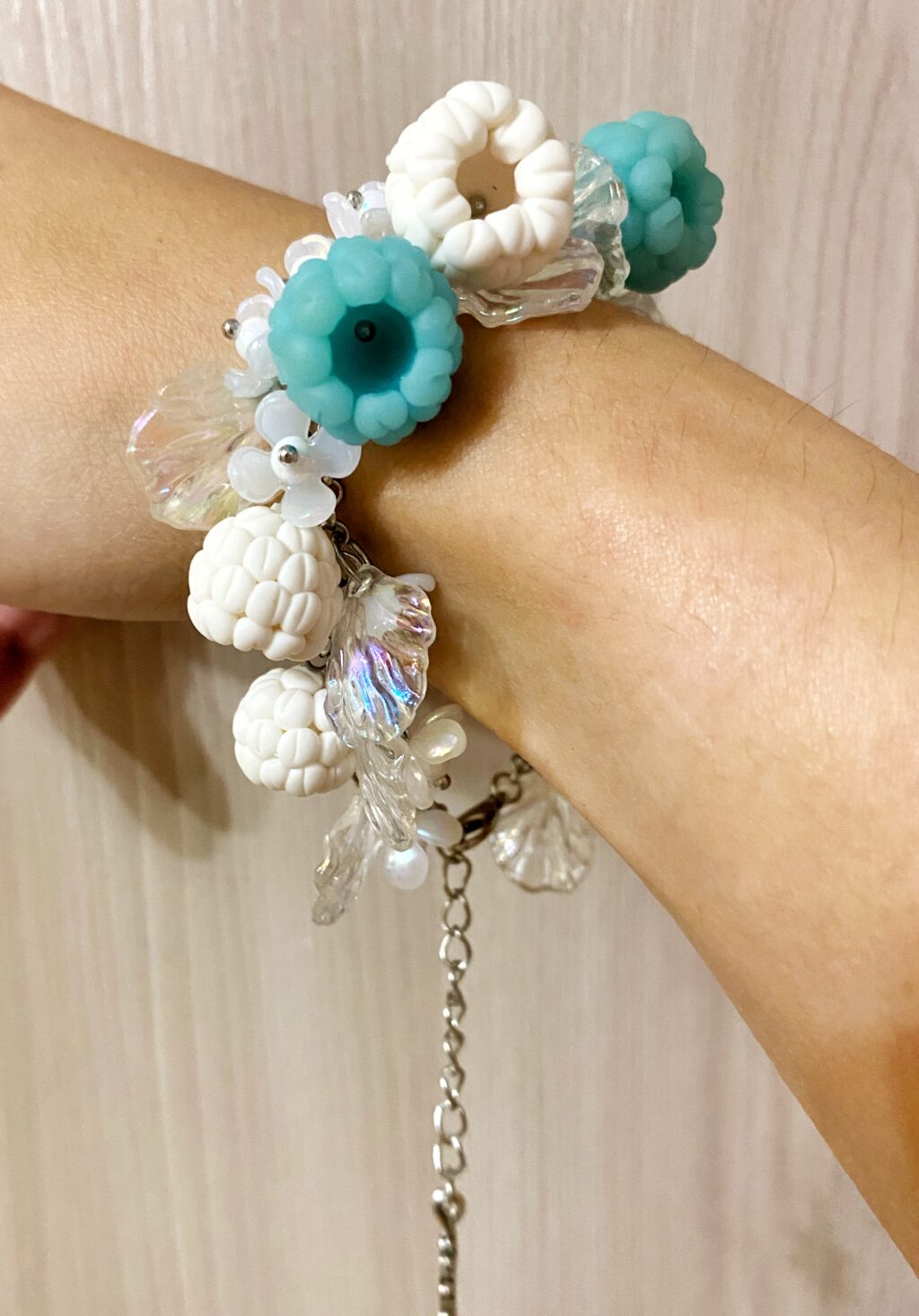 Браслет зимний с малиной