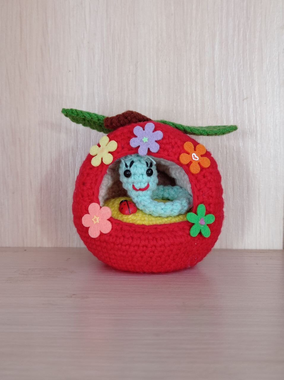 Гусеничка в яблоке