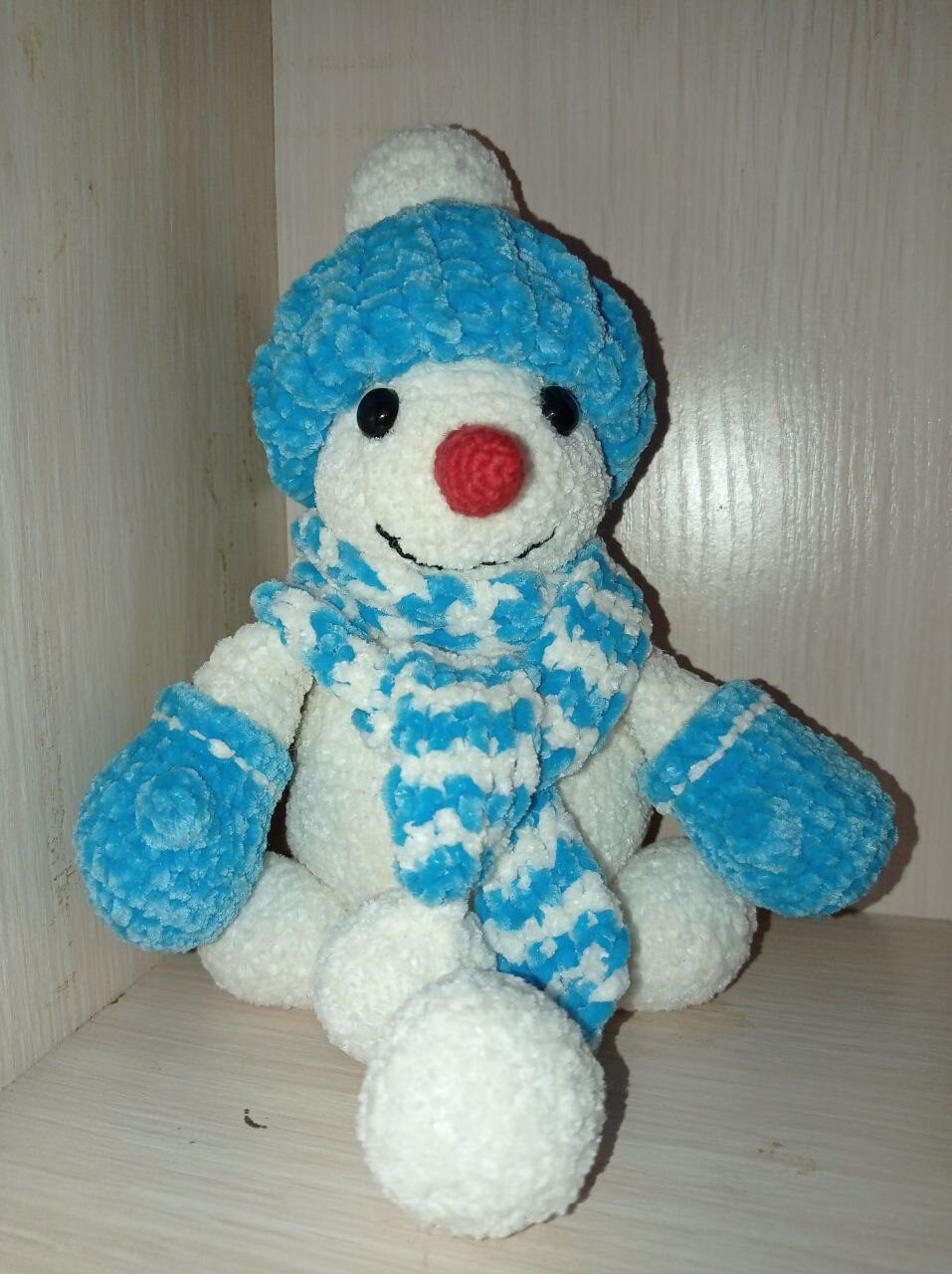 Снеговик в шапке и с шарфом