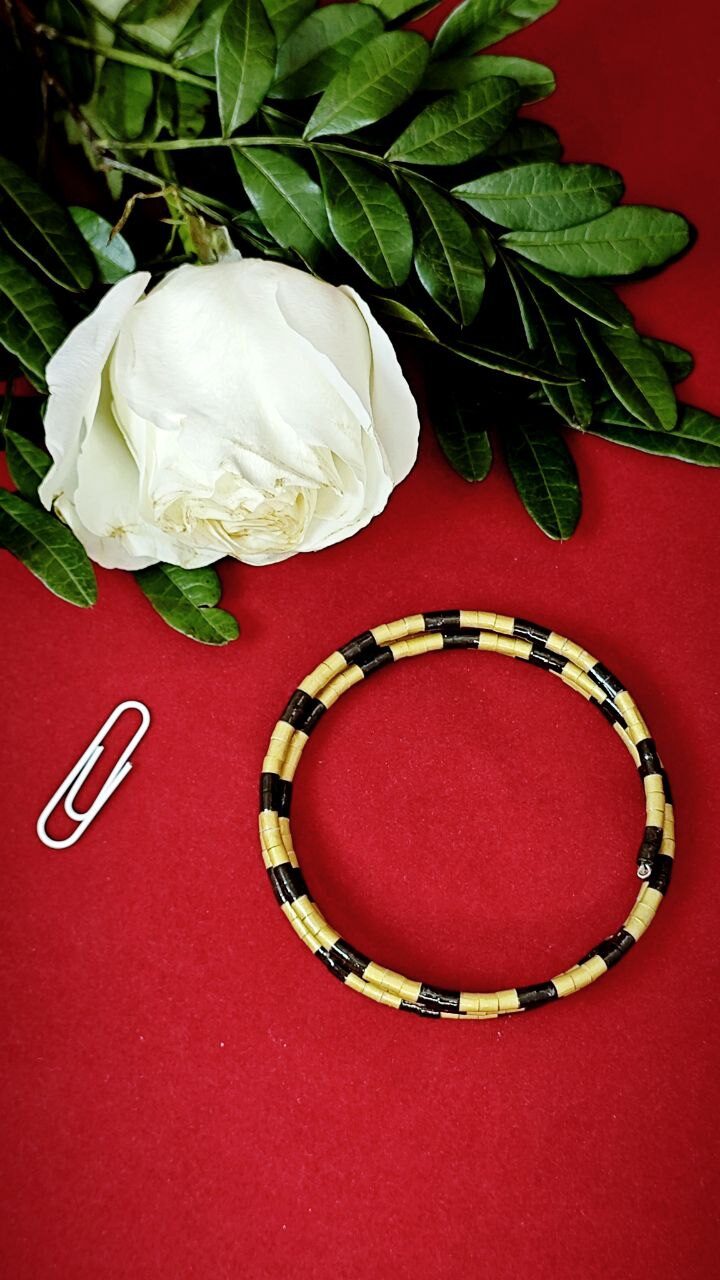 Браслет квиллинг на проволоке с памятью формы.