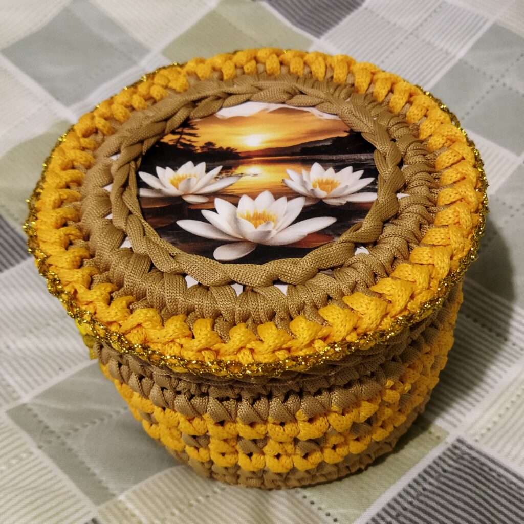 Корзинка-шкатулка «Кувшинки на закате»