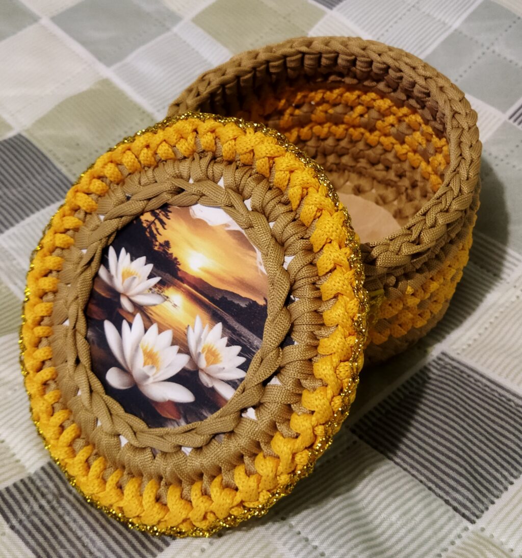 Корзинка-шкатулка «Кувшинки на закате»