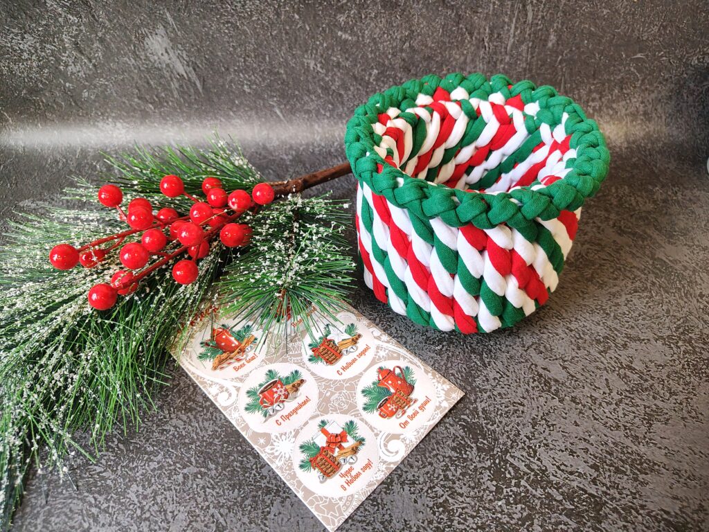 Корзинка из трикотажной пряжи «Новогодний леденец»