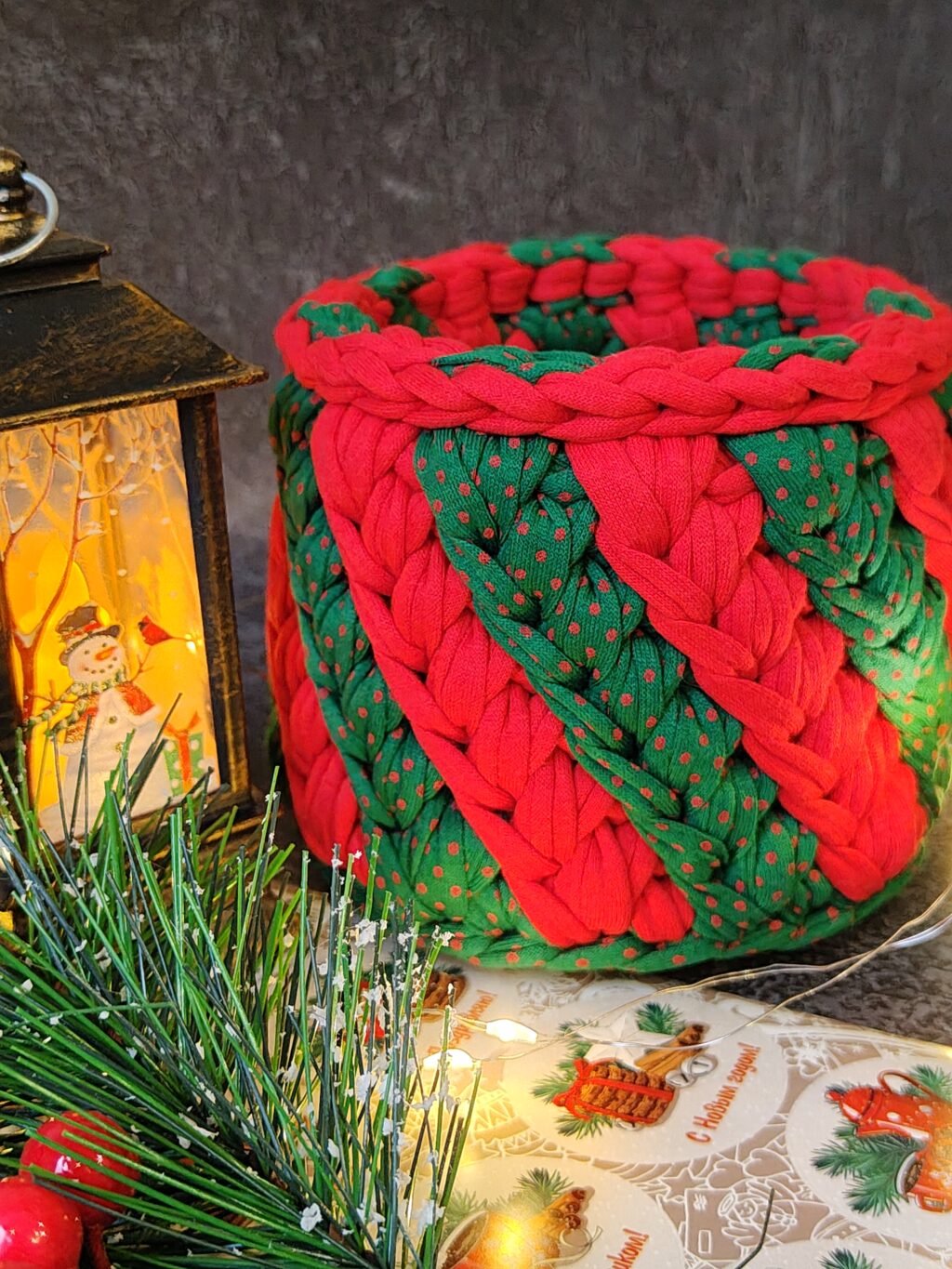 Корзинка из трикотажной пряжи «Новогодняя»