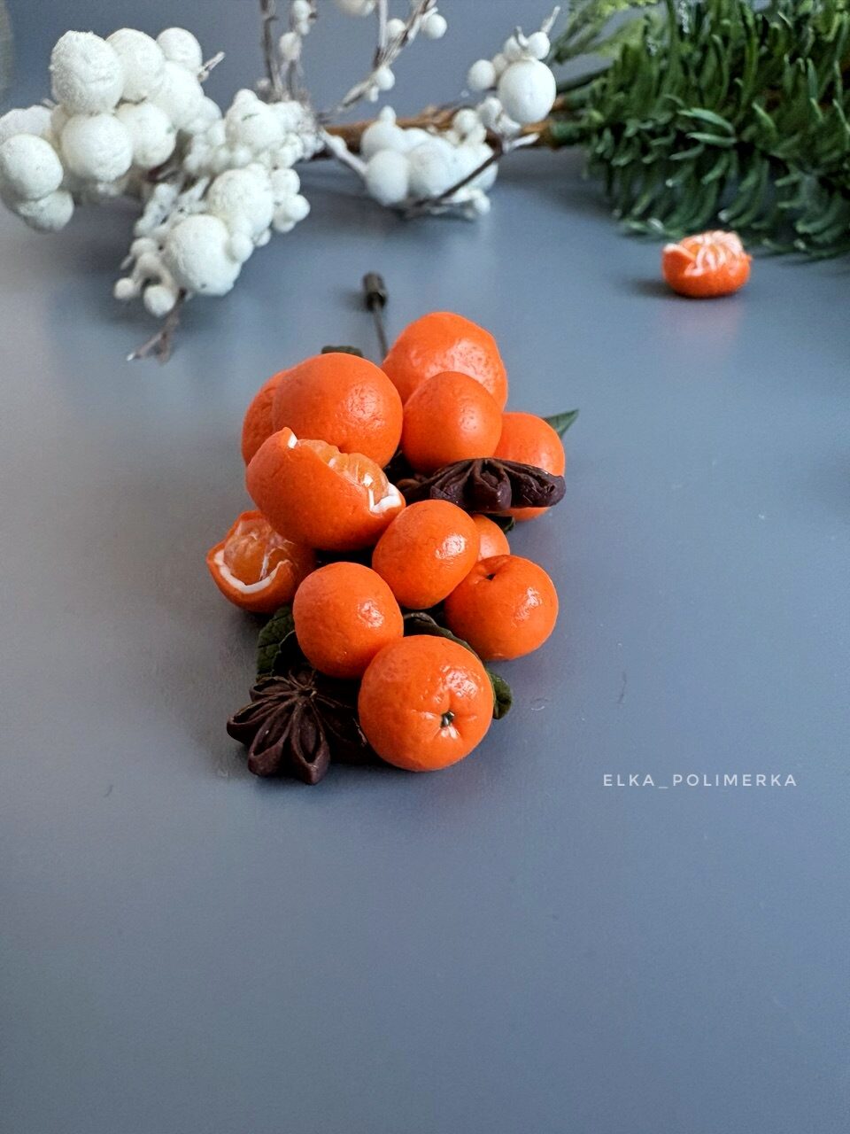 Брошь с мандаринами и бадьяном