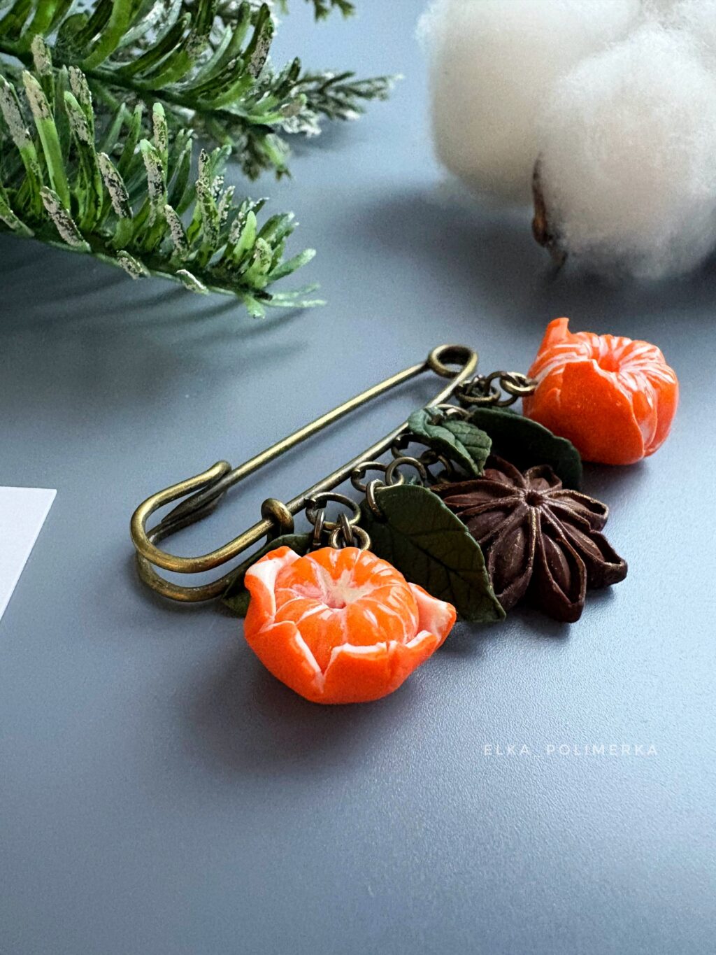 Брошь с мандаринками и бадьяном