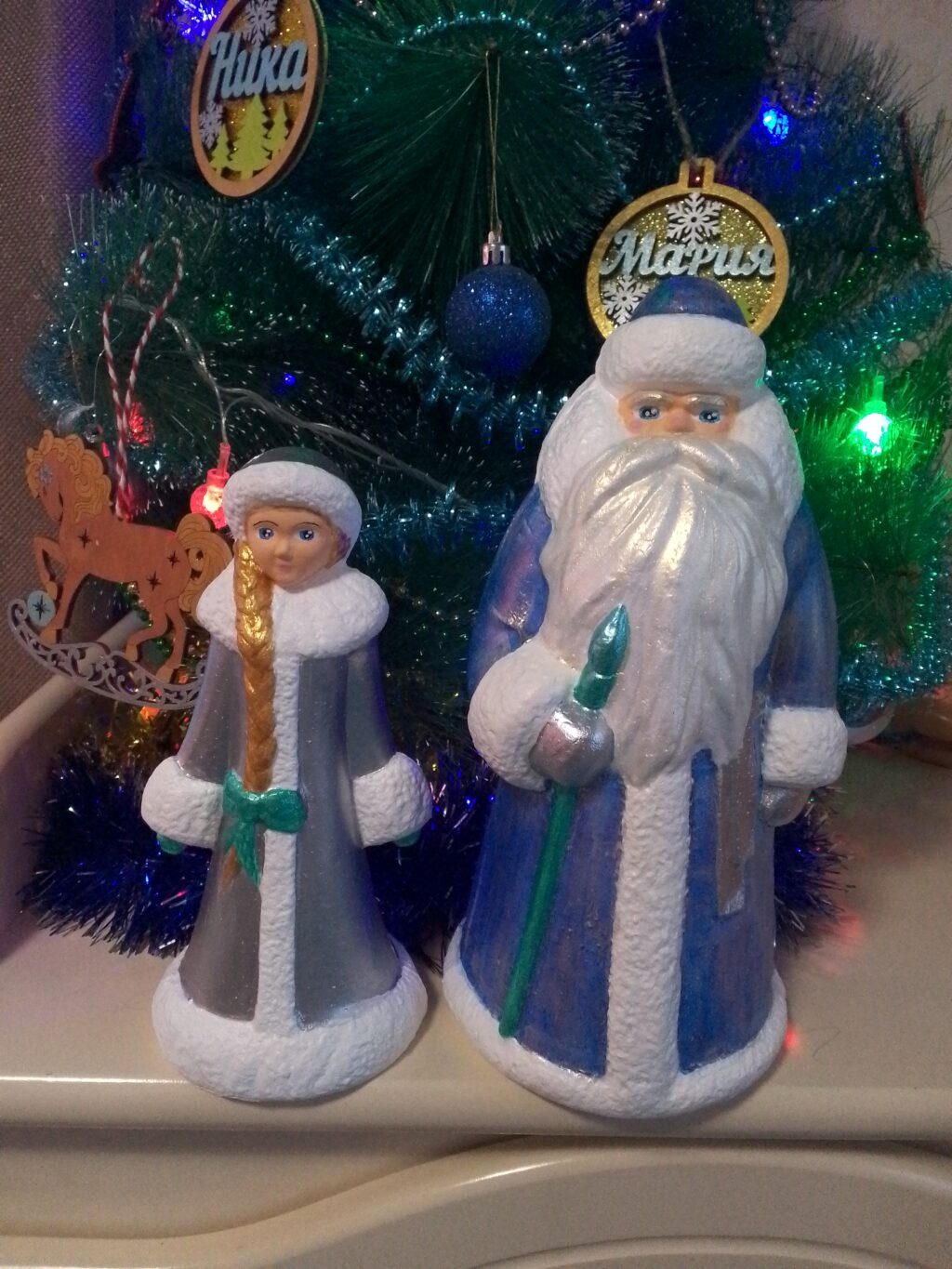 Дед Мороз и Снегурочка под ёлочку