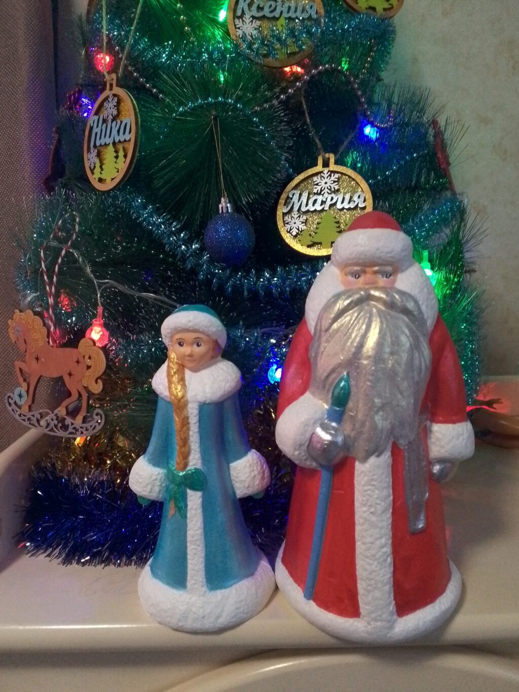 Дед Мороз и Снегурочка под ёлочку