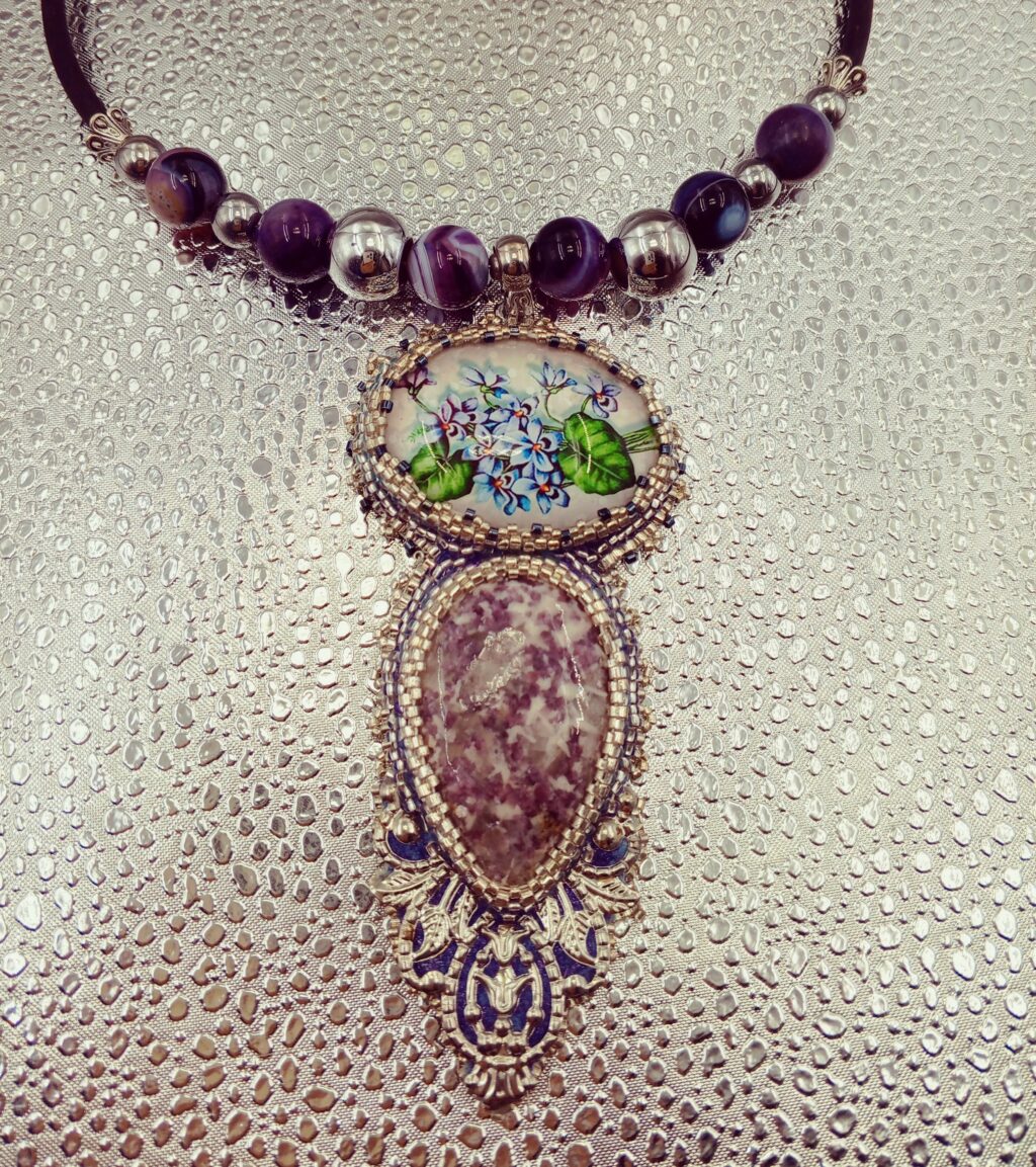 Кулон на бусах «Сирень»