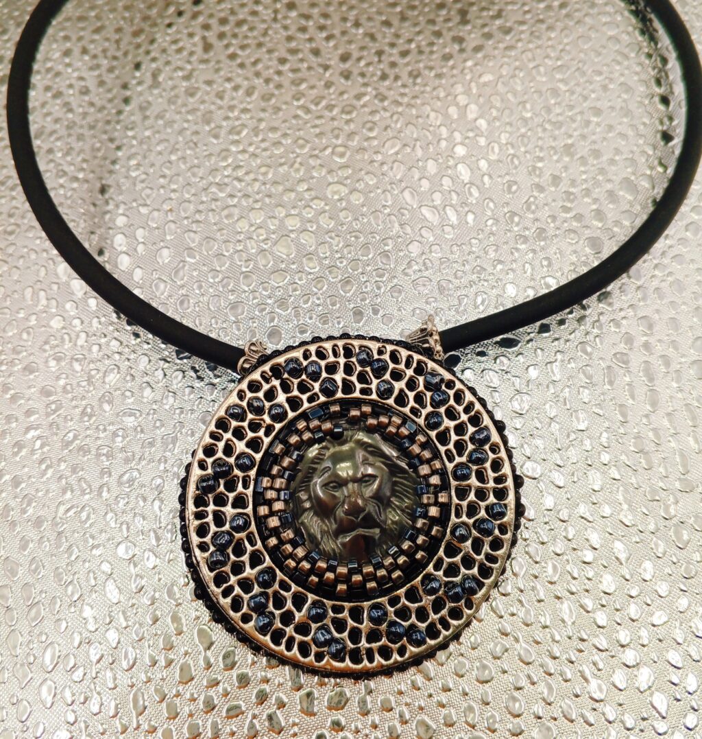 Чокер со съёмным кулоном «Лев»