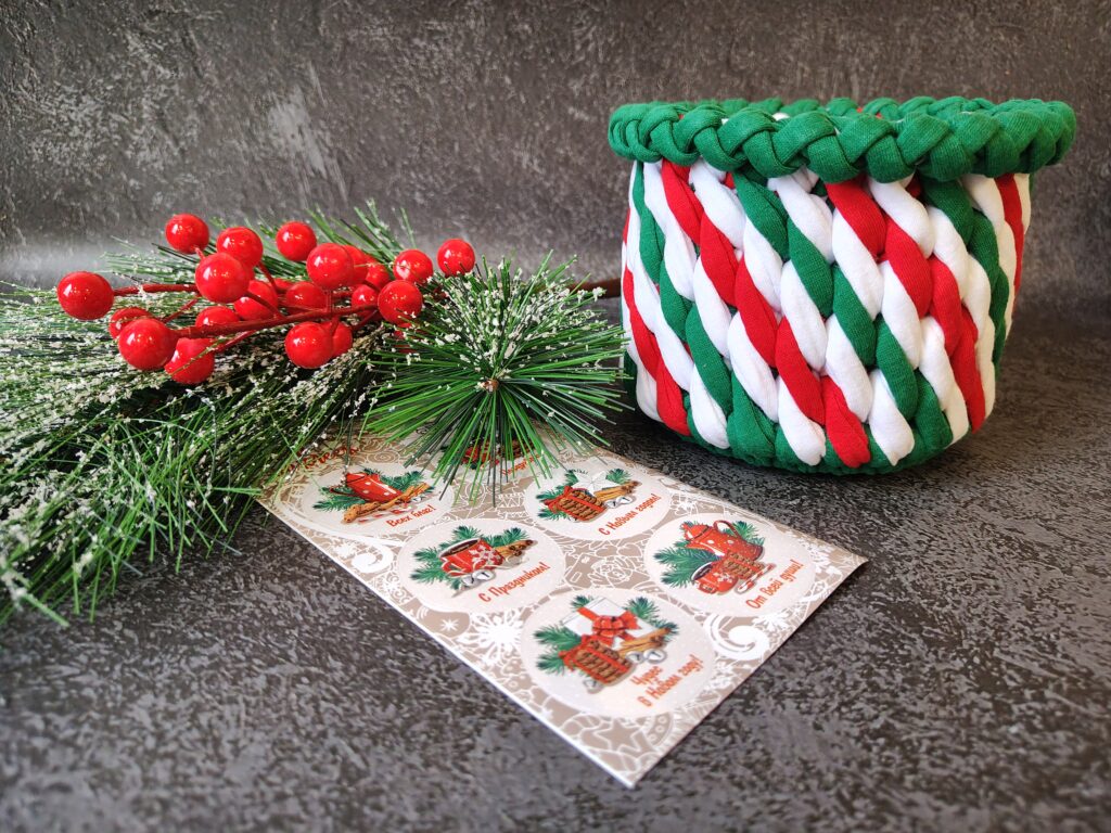 Корзинка из трикотажной пряжи «Новогодний леденец»