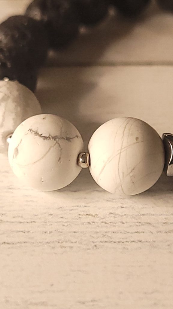 Браслет женский из натуральных камней магнезит, лава и агат «Ночь на двоих»