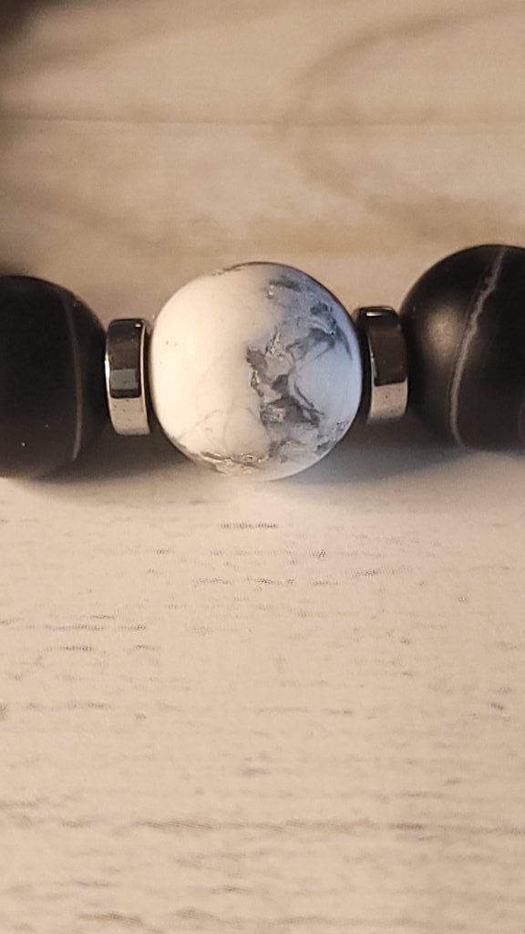 Браслет из натуральных камней агат, лава и магнезит «Ночь на двоих»