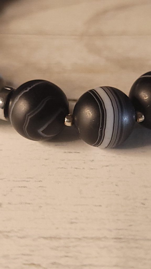 Браслет из натуральных камней агат, лава и магнезит «Ночь на двоих»