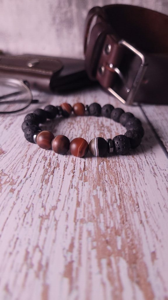 Брасслет из натурального камня сардоникс и вулканическая лава