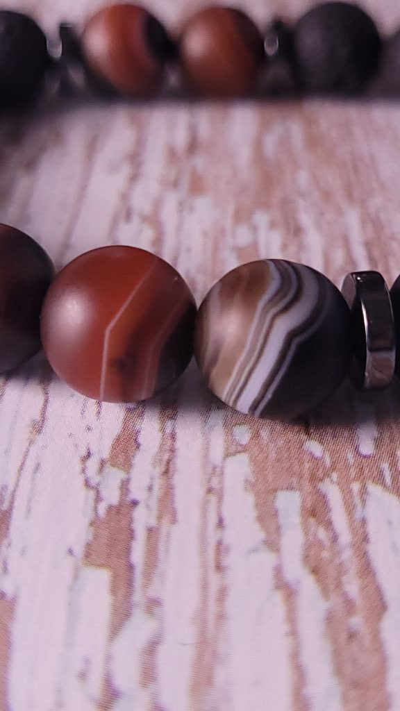 Брасслет из натурального камня сардоникс и вулканическая лава