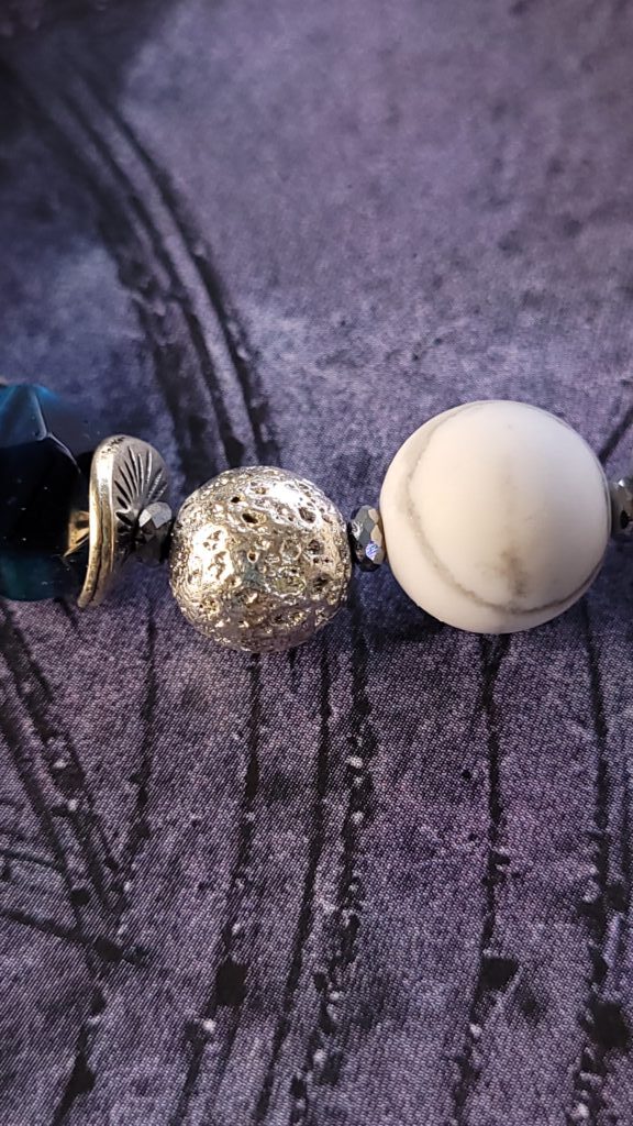 Браслет из натуральных камней магнезит и тигровый глаз «Полярная ночь»