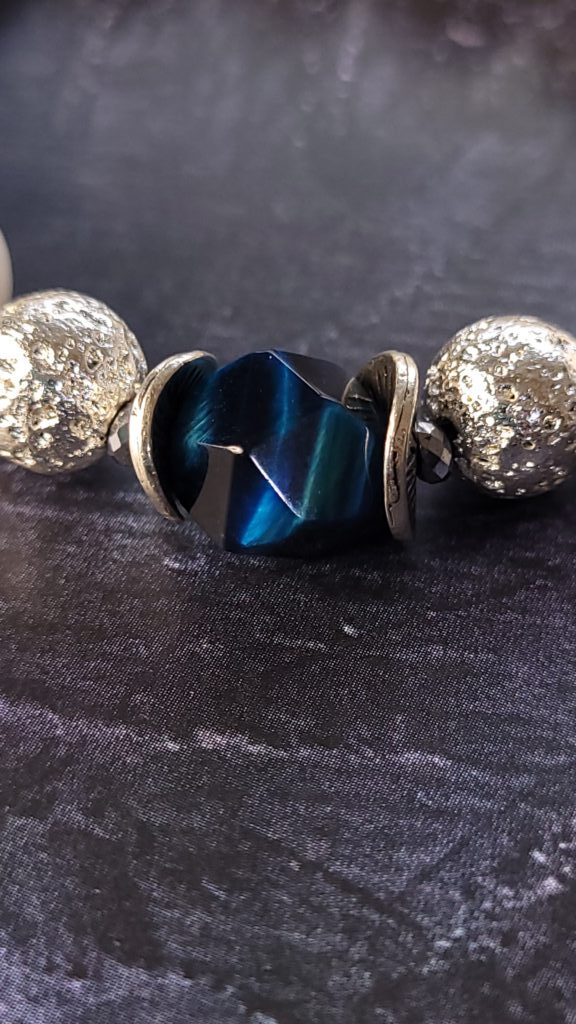 Браслет из натуральных камней магнезит и тигровый глаз «Полярная ночь»