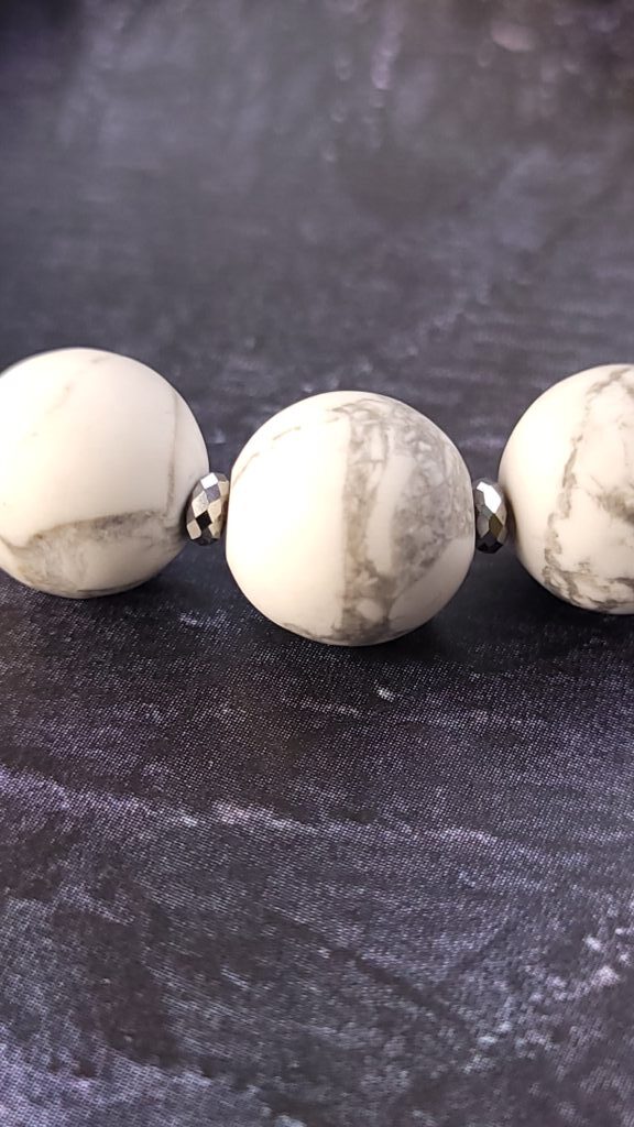 Браслет из натуральных камней магнезит и тигровый глаз «Полярная ночь»