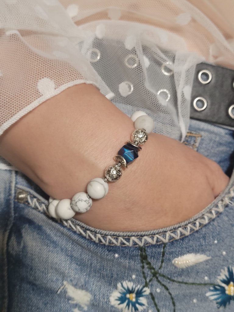 Браслет из натуральных камней магнезит и тигровый глаз «Полярная ночь»