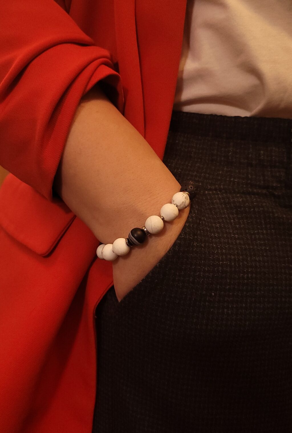 Браслет женский из натуральных камней магнезит, лава и агат «Ночь на двоих»