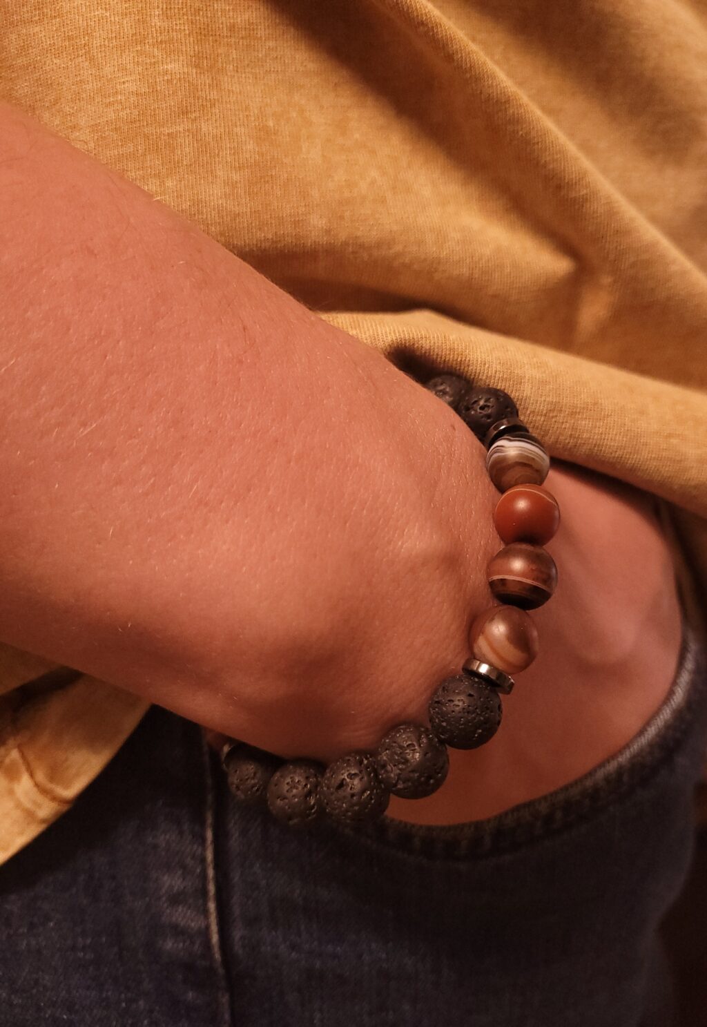 Брасслет из натурального камня сардоникс и вулканическая лава