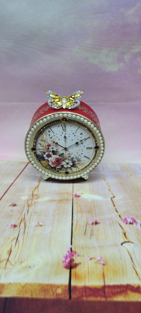 Декоративный будильник с жёлтой бабочкой