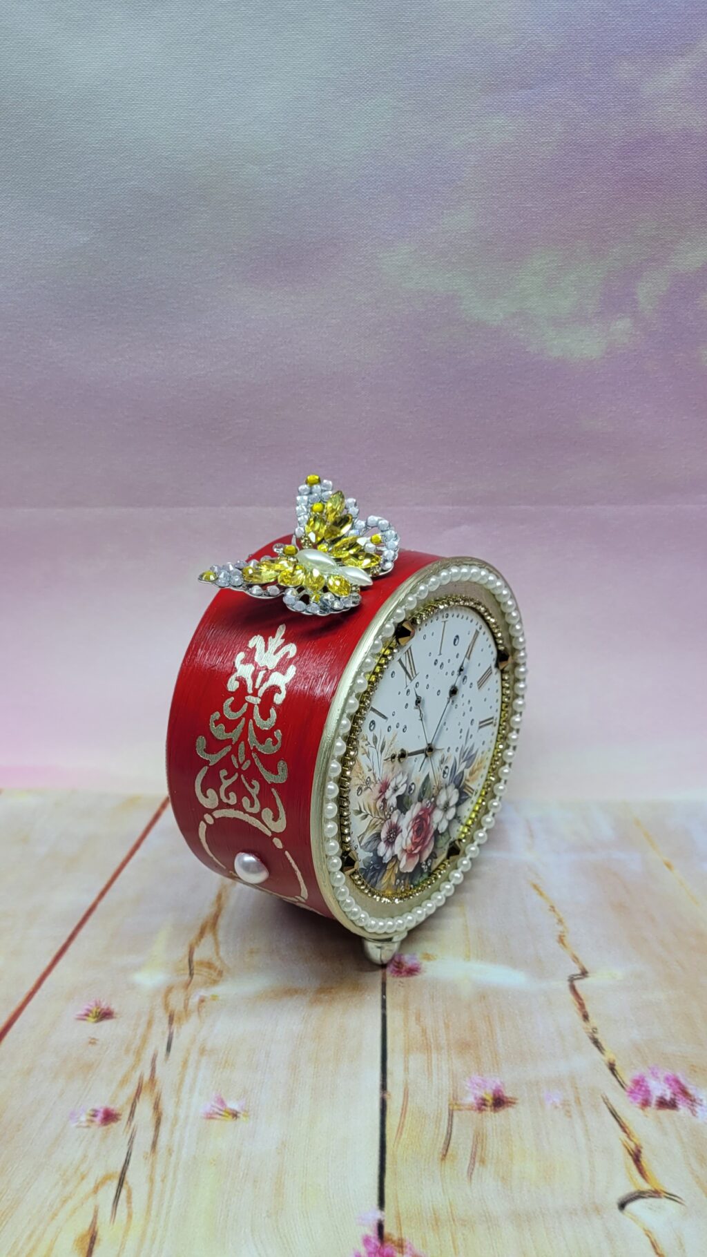 Декоративный будильник с жёлтой бабочкой