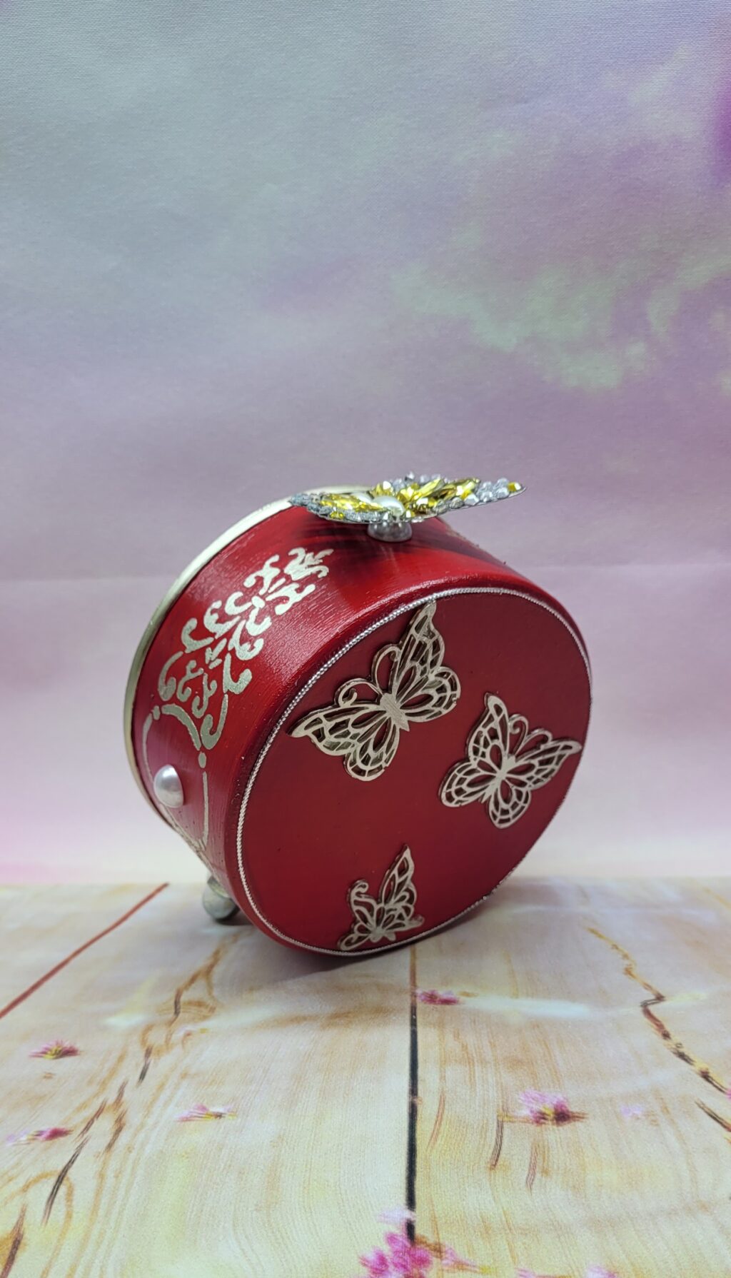 Декоративный будильник с жёлтой бабочкой