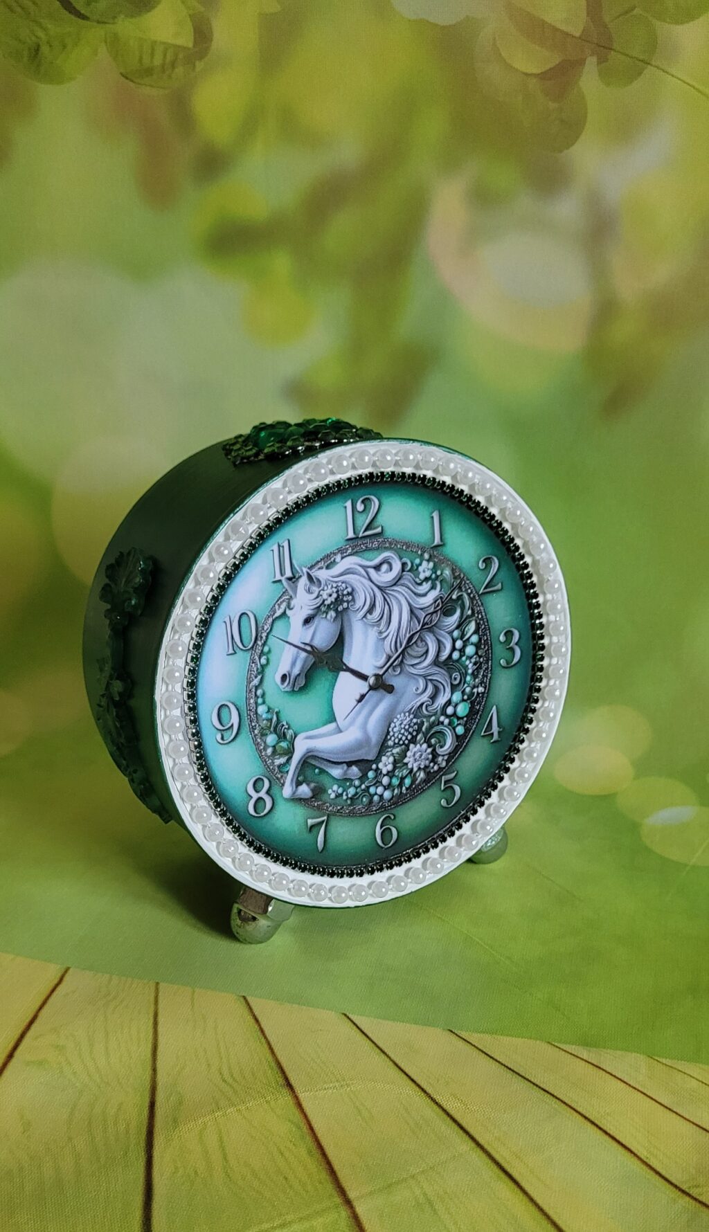 Декоративный будильник «Белая лошадь на зелёном фоне»