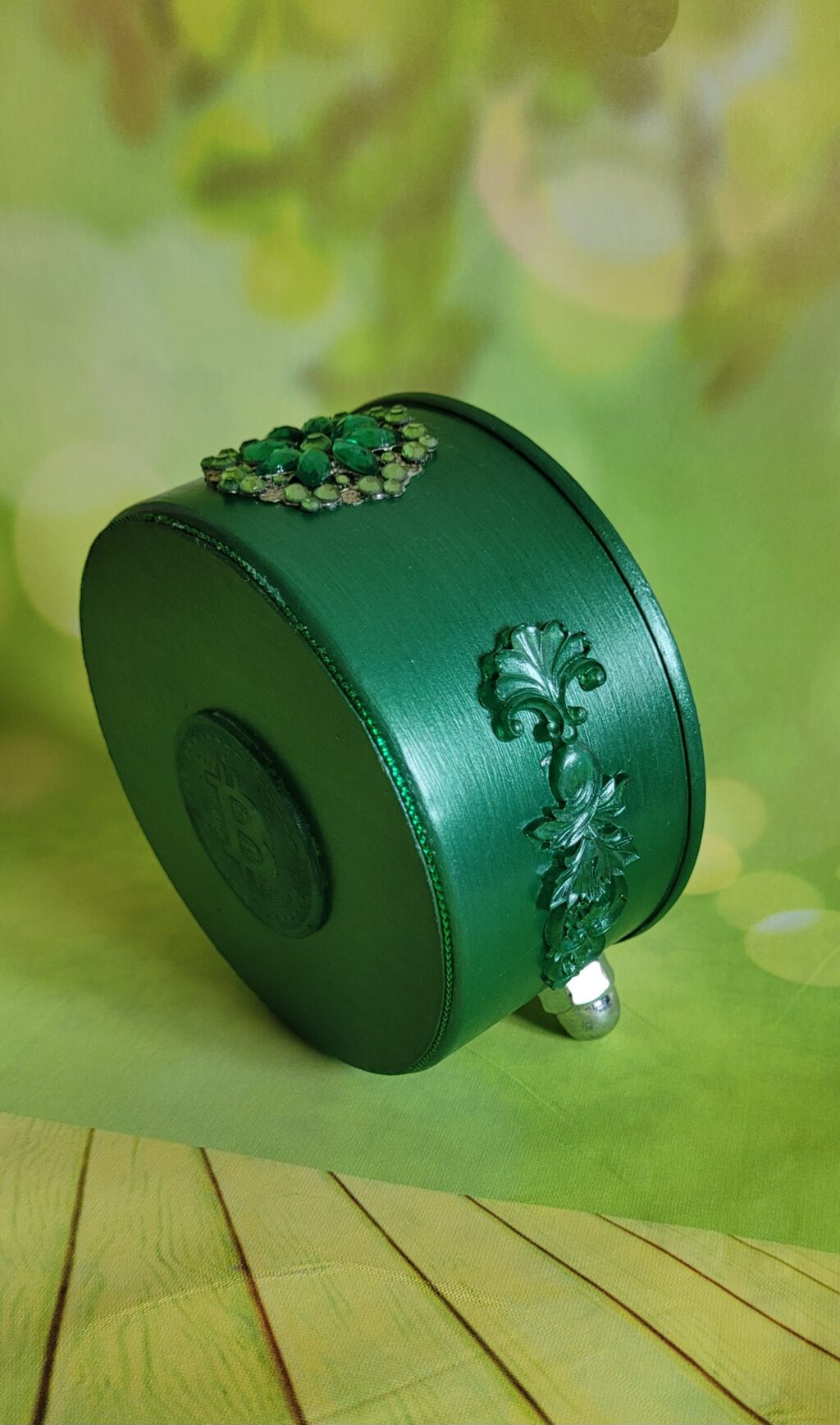 Декоративный будильник «Белая лошадь на зелёном фоне»