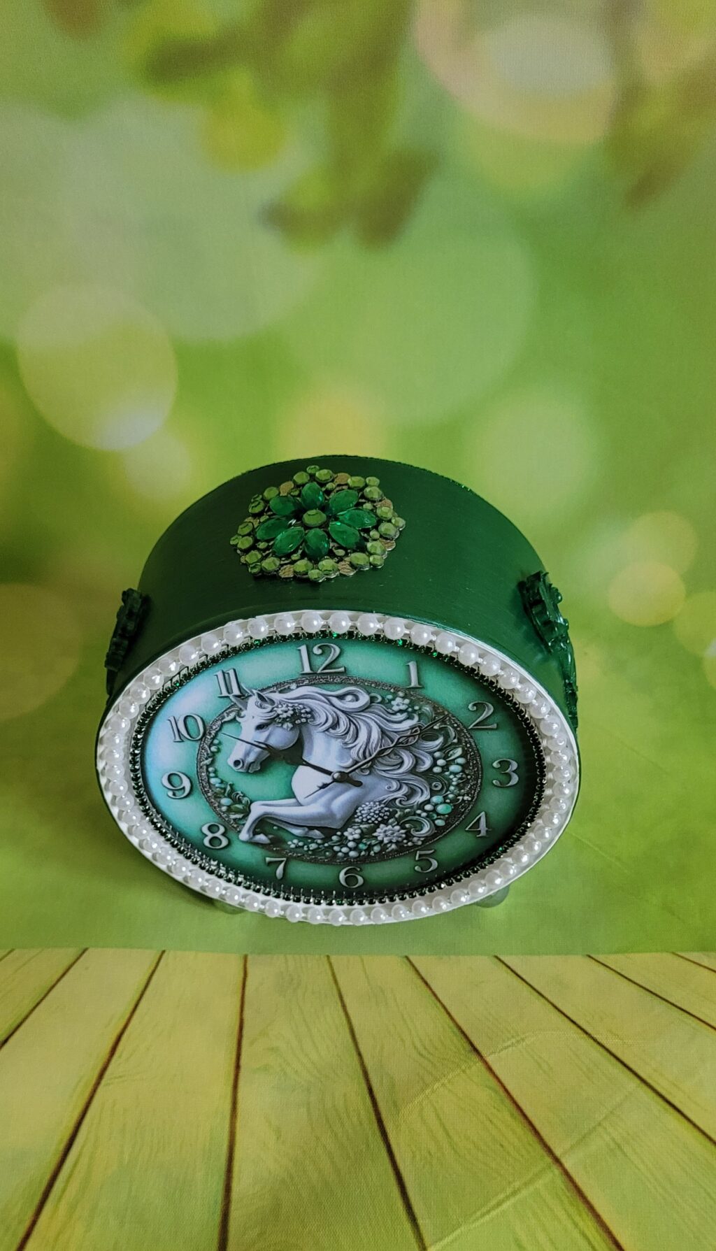 Декоративный будильник «Белая лошадь на зелёном фоне»