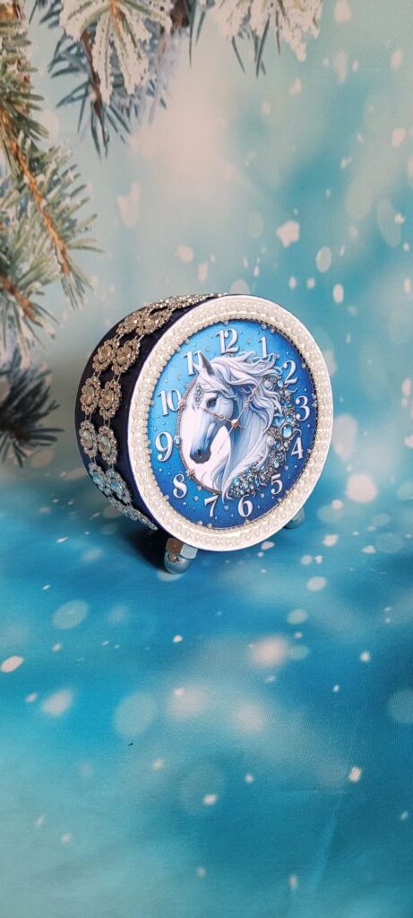 Декоративный будильник «Голова лошади на синем фоне»