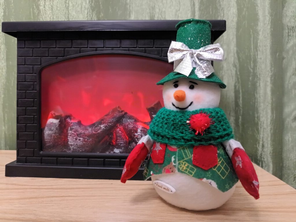 Новогодний снеговичок в зеленом маленький