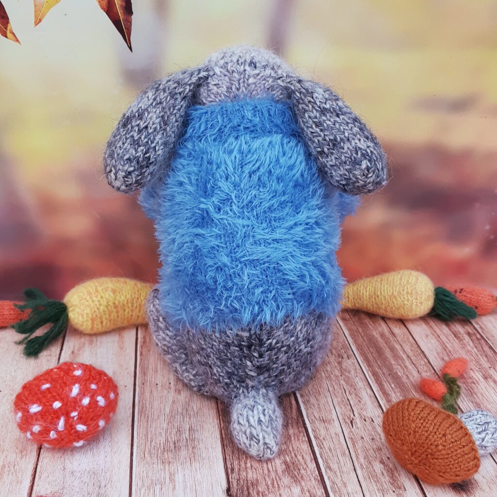 Кролик в свитере