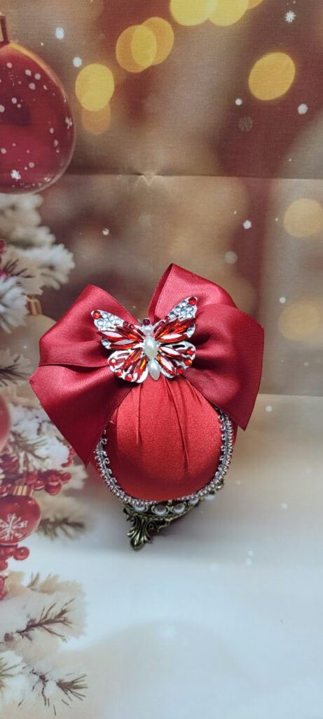 Ёлочные шары красные с бабочками (набор)