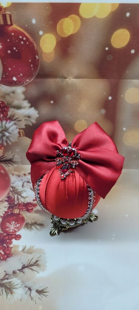 Ёлочные шары красные с бабочками (набор)