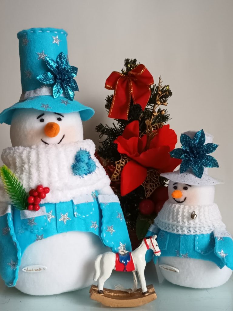 Новогодний снеговичок в голубом