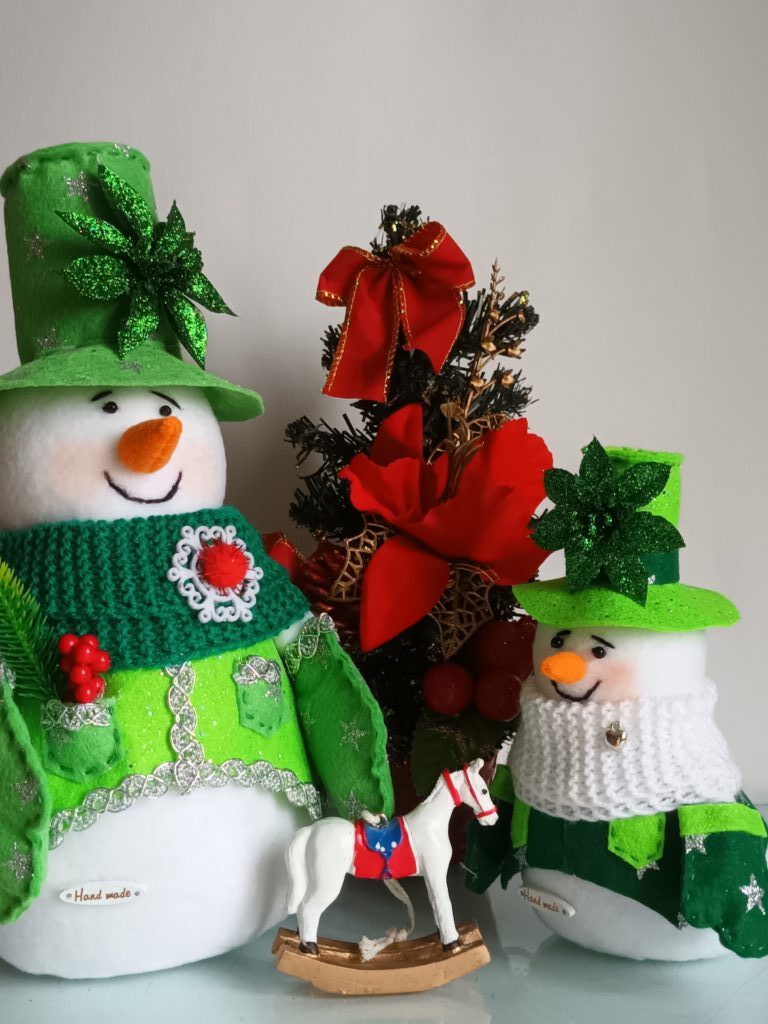 Новогодний снеговичок в зелёном