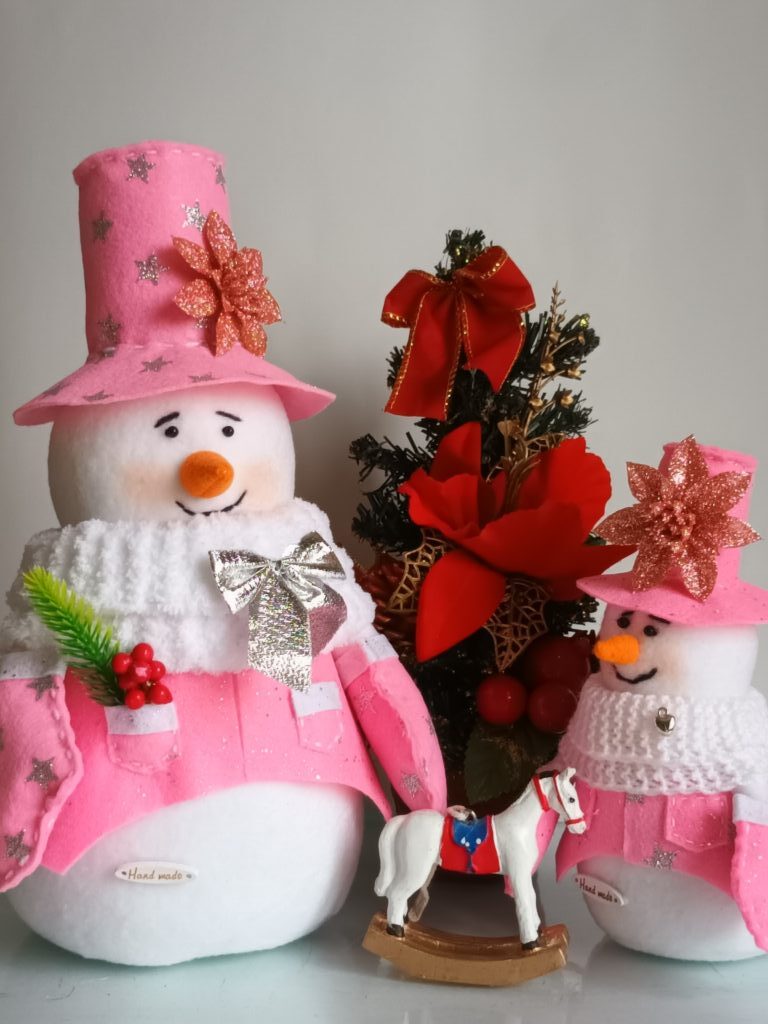 Новогодний снеговичок в розовом большой