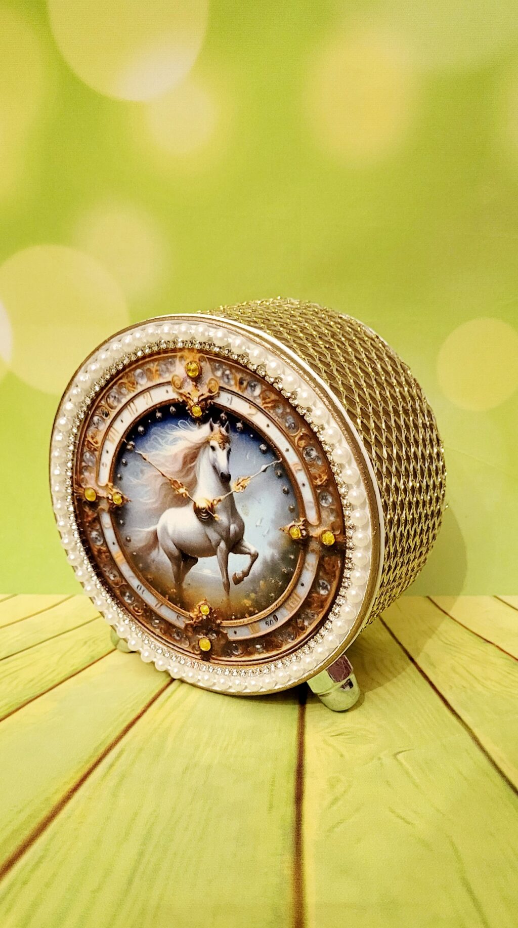 Декоративный будильник «Белая лошадка на золотистом фоне»