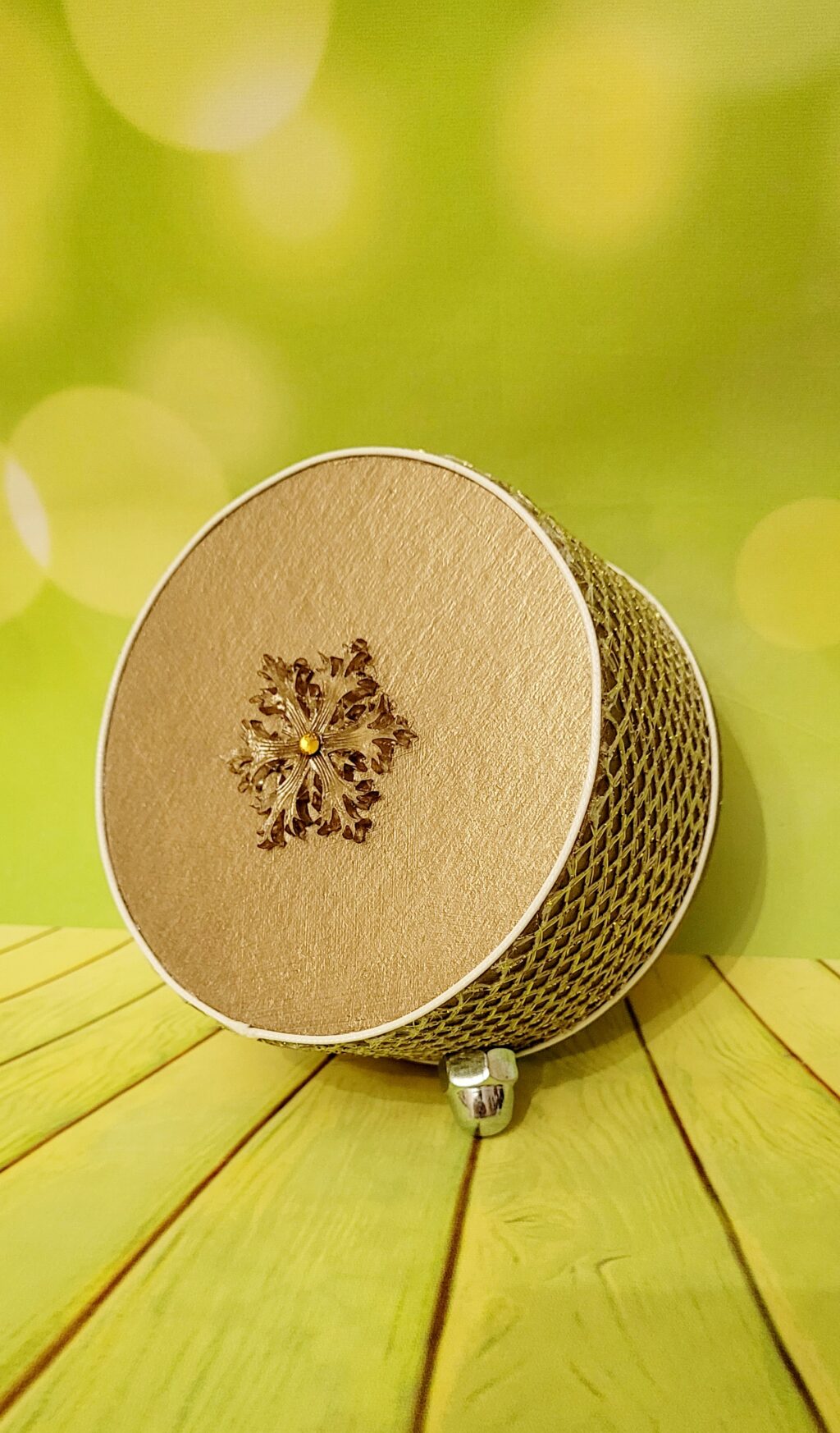 Декоративный будильник «Белая лошадка на золотистом фоне»