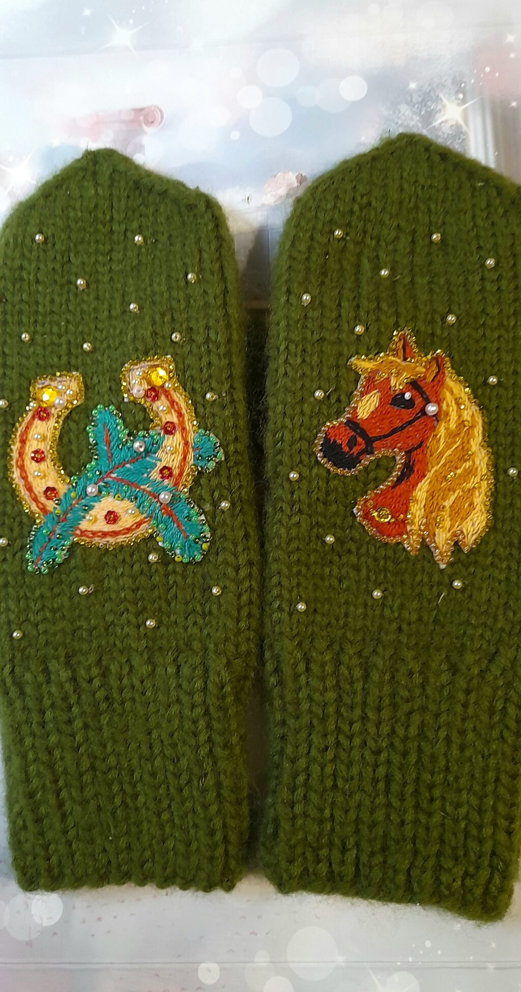 Варежки зеленые с лошадкой