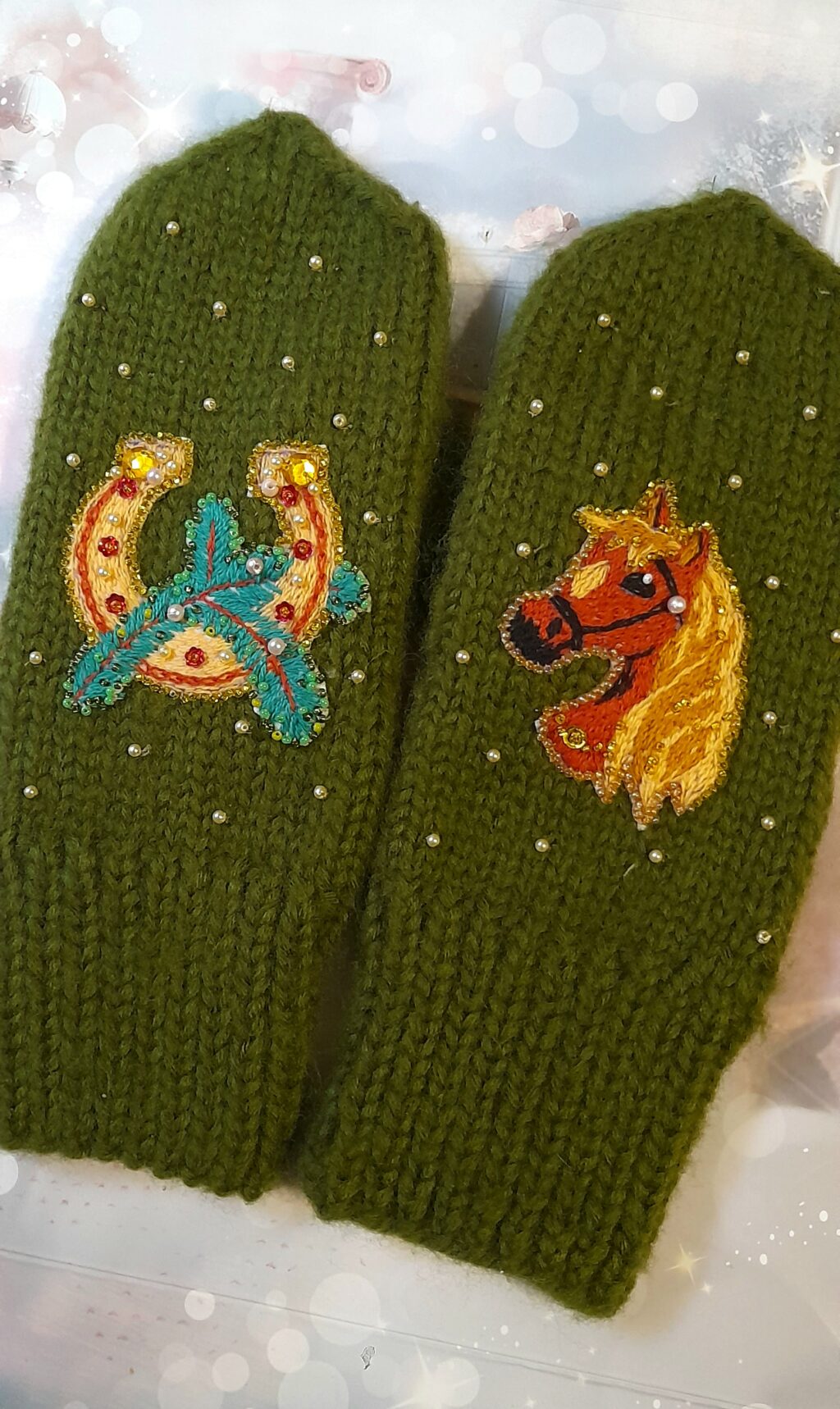 Варежки зеленые с лошадкой