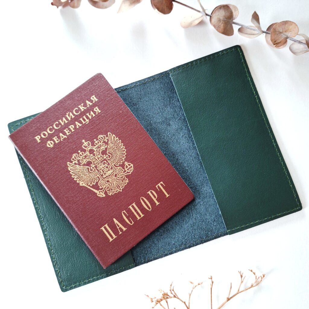 Женская обложка на паспорт из натуральной кожи с ленточным орнаментом