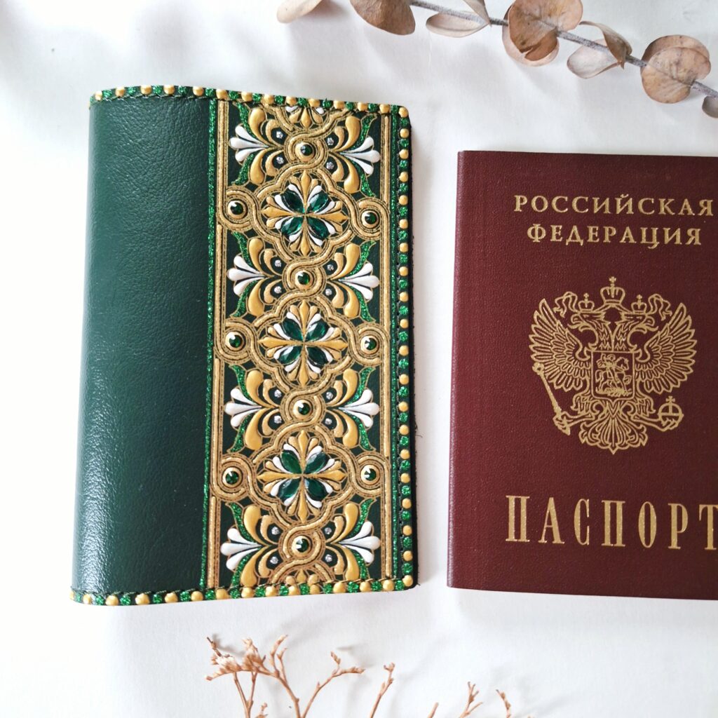 Женская обложка на паспорт из натуральной кожи с ленточным орнаментом